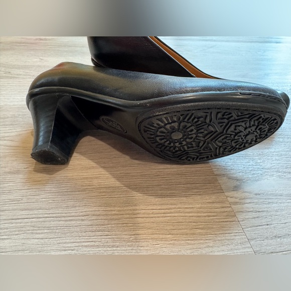 Women's Black Leather Shoes. Like new worn it once - Picture 3 of 7